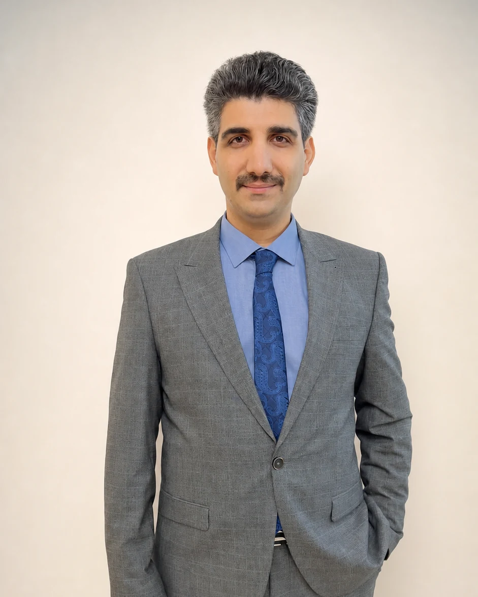 پرتره رسمی دکتر صلاح محمودی‌نژاد با کت‌وشلوار